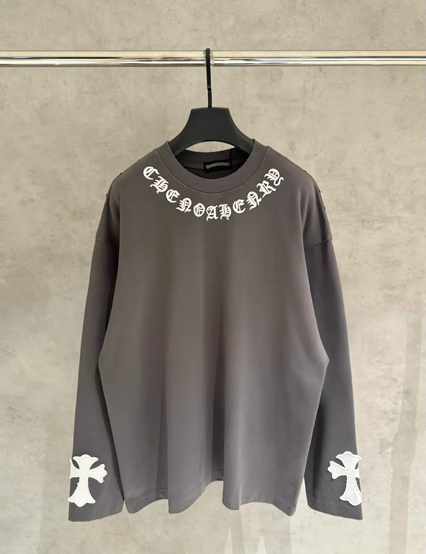 🅿️350 [Strict quality control] CH Crow Heart's new appliqué embroidered long-sleeved sweatshirt T-shirt. Heavy 340g double yarn fabric. Wash the whole garment twice. Frayed and torn on all four sides. Heavy fabric. The neckline is made of icy Salona. Loose fit. Deep, wide and stylish. No deformation or shrinkage. Color: 3 colors, black, white and gray. Size: M-2xl